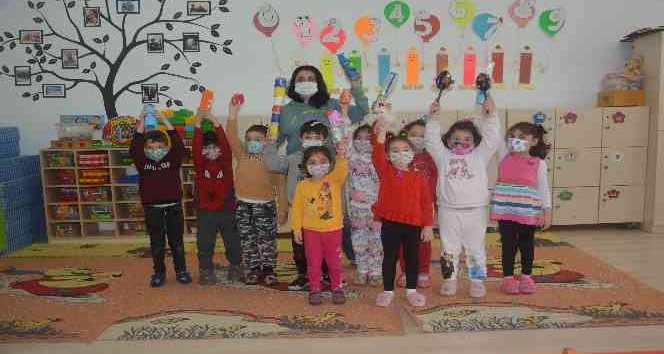 Miniklerden geri dönüşüme destek: Plastik şişelerden müzik aletleri ürettiler