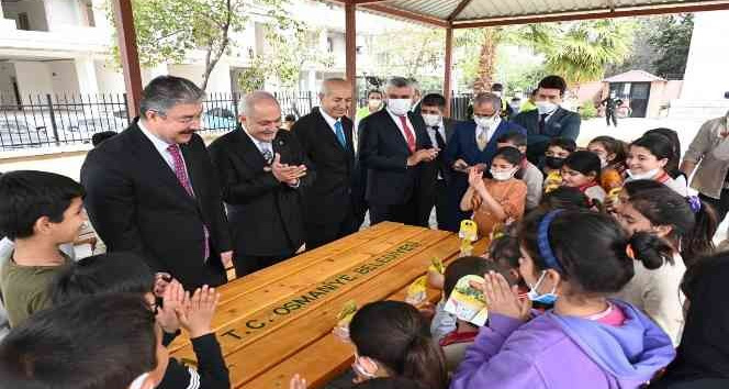 Osmaniye Belediyesinden öğrencilere ahşap piknik masası