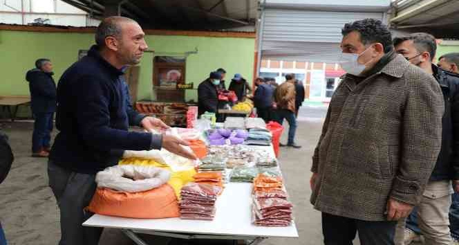 Başkan Demir, sebze meyve pazarını ziyaret etti