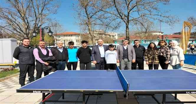 Sahilde masa tenisi maçı yaptılar