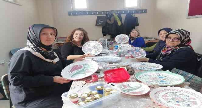 Ev hanımları çini kursunda hem stres atıyor hem aile bütçelerine katkıda bulunuyor
