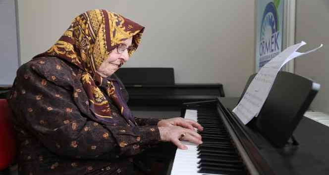86 yaşında piyano kursuna başladı