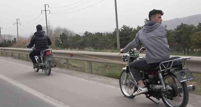 Trafikteki tehlikeli yolculuk görenleri şoke etti: Akan trafikte motosikleti halatla çekti