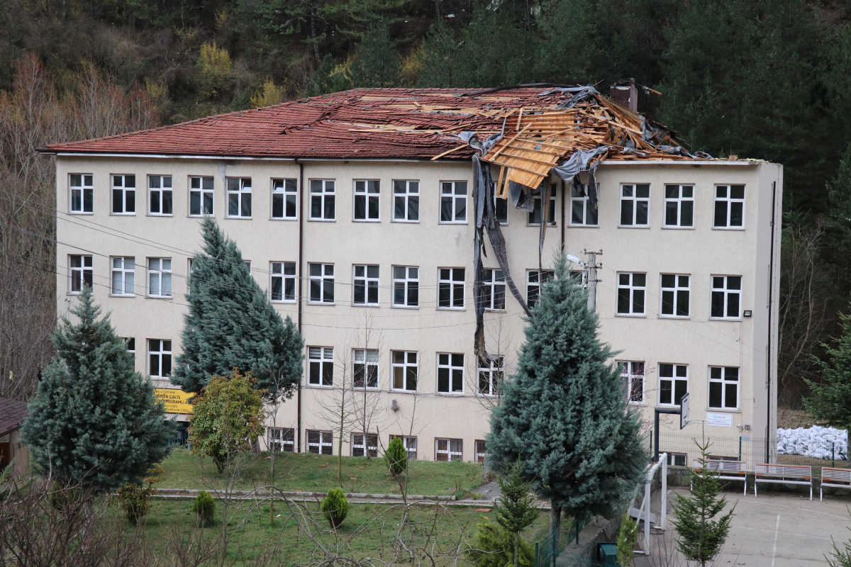 Bolu’da, saatte 106 kilometreyle esen rüzgar çatıları uçurdu