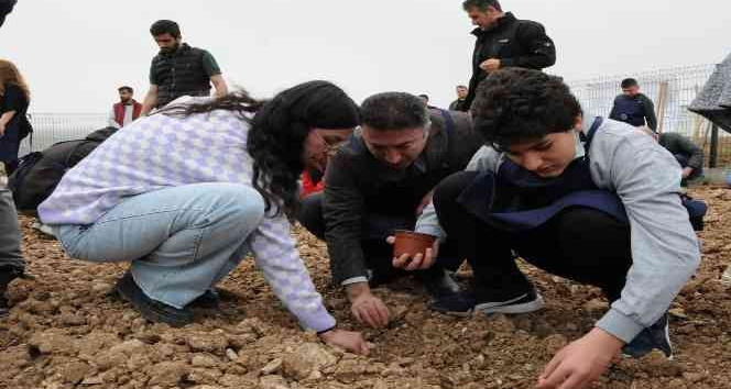 Özel öğrenciler marul ve soğan fidelerini toprakla buluşturdu