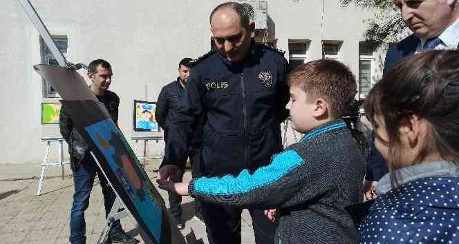 Öğrenciler hayallerindeki polisi resimleriyle anlattı