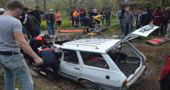 Otomobil menfeze girdi, canlarını zor kurtardılar