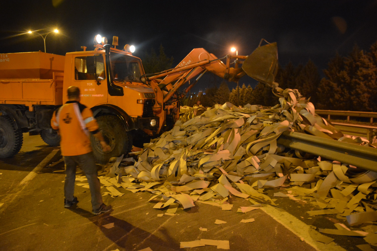 TEM'de iki tır kazaya karıştı, yol trafiğe kapandı
