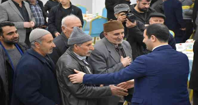 Siyasiler iftar yemeğinde masaları dolaşarak vatandaşların sorunlarını dinledi