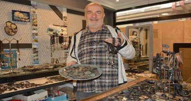 Manyetik kumu sanata dönüştürdü