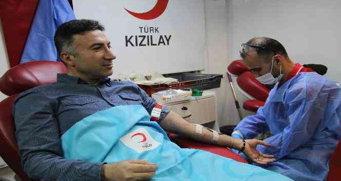 Rektör Demir, akademisyen ve öğrencileriyle Kızılay’a kan bağışında bulundu