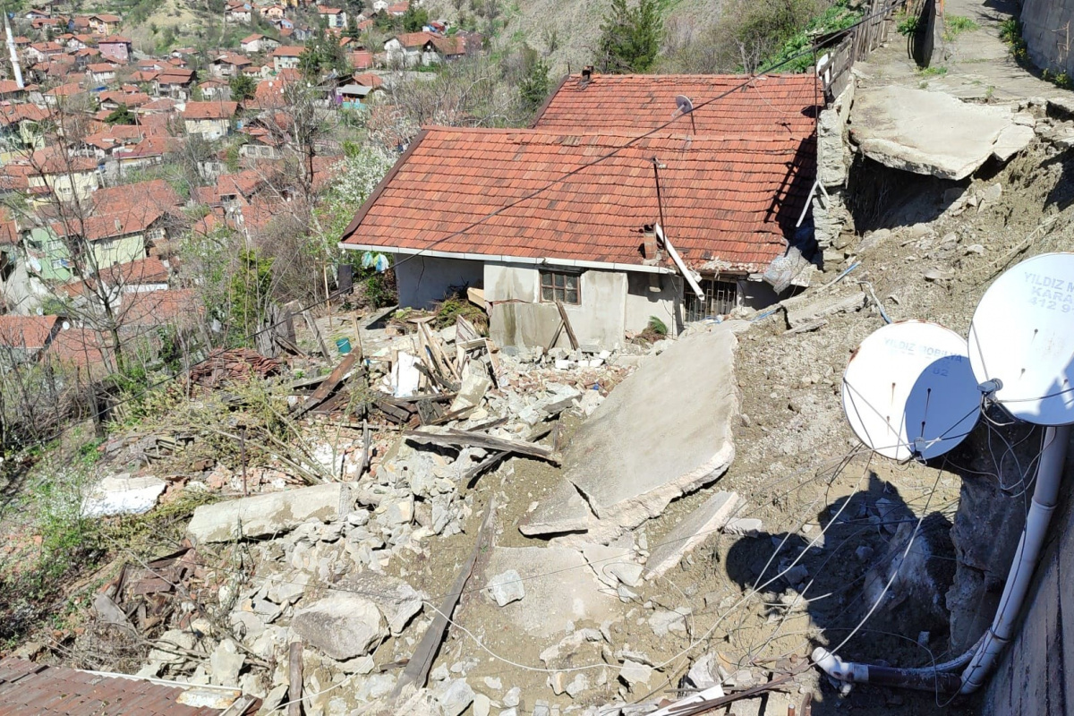 Karabük’te heyelan 2 eve zarar verdi