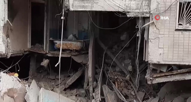Borodyanka'da müzisyen yıkılan binaların önünde bandura çaldı
