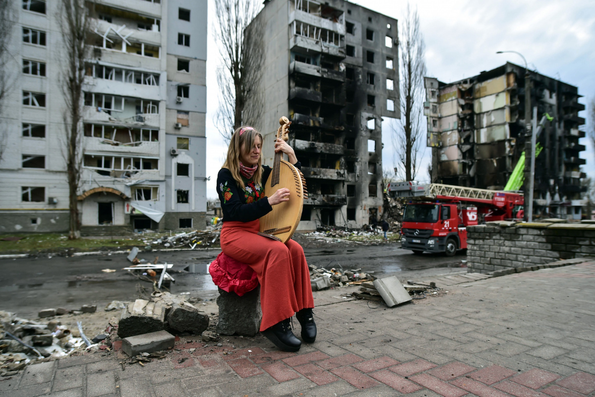 Borodyanka’da müzisyen yıkılan binaların önünde bandura çaldı