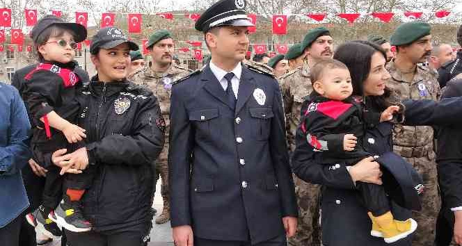 Annelerinin kucağındaki minik polisler ilgi odağı oldu