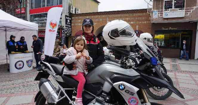 Edirne’de polis ekipleri vatandaşlara hem hediye dağıttı, hem broşürle bilgilendirdi