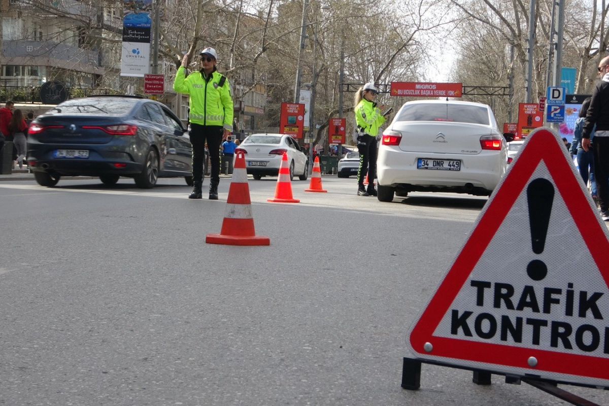 Bağdat Caddesi'nin trafiği onlara emanet