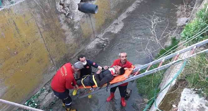 Atık su kanalına düşerek yaralandı, imdadına motosikletli polis timleri yetişti