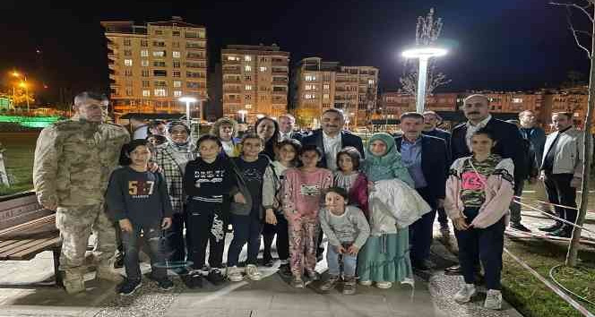 Siirt Valisi Hacıbektaşoğlu, millet bahçesinde vatandaşlarla bir araya geldi