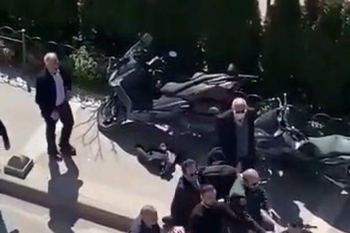 Üsküdar'da iki grubun tekmeli yumruklu kavgası kamerada