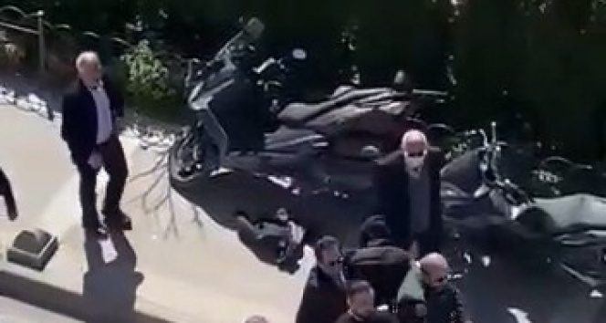 Bursa'da iki sürücü arasında yol verme tartışması izleyenleri hayrete düşüren kavgaya dönüştü