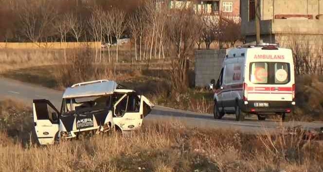 Bitlis’te göçmenleri taşıyan minibüs takla attı: 4 ölü, 25 yaralı