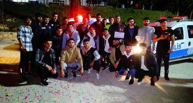 Üniversite öğrencilerinden polislere çiçekli pastalı sürpriz