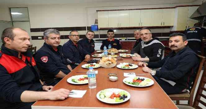 Başkan Savran itfaiyecilerle sahurda buluştu