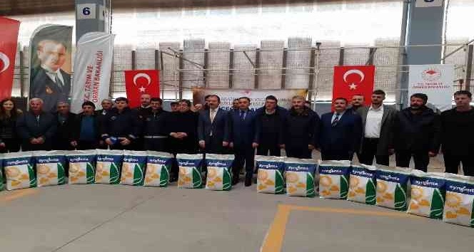 Biga’da üreticilere ayçiçeği tohumu dağıtıldı