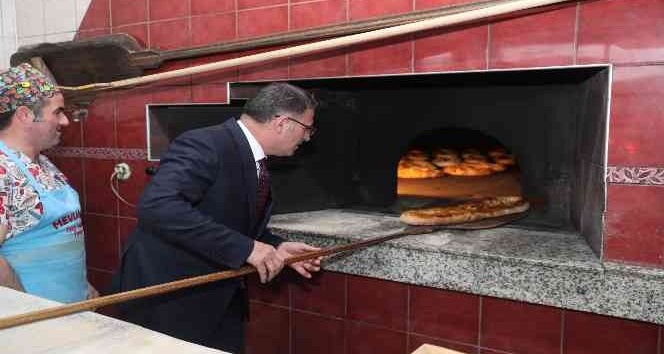 Vali Balcı, eline küreği aldı pide pişirdi