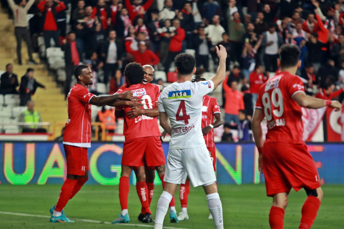 Antalyaspor 10 kişi kalan Hatayspor&#039;a fark attı