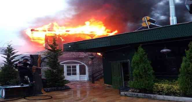 Tokat’ta lokantanın çatısı alevlere teslim oldu