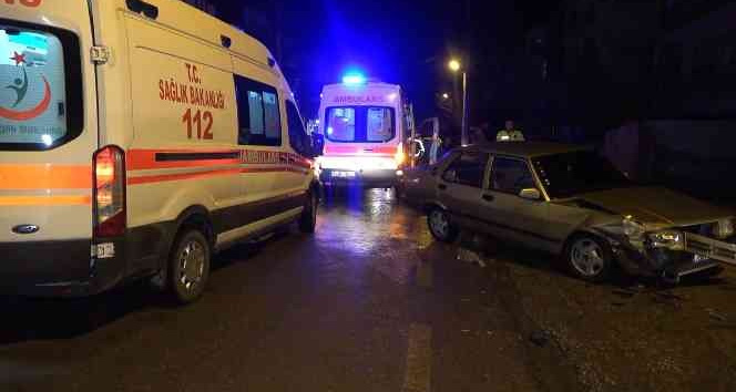 Seyir halindeki iki otomobil çarpıştı: 2 yaralı