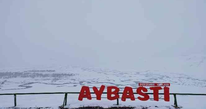 Bin 500 rakımlı yaylada kar güzelliği