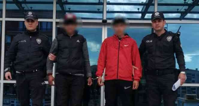 El arabasıyla egzoz çalan hırsızlar tutuklandı