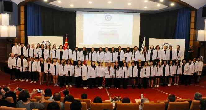 ADÜ’de fizyoterapistler beyaz önlüklerini giydi