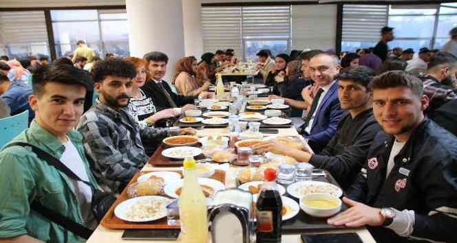 Vali Soytürk ile Rektör Karacoşkun öğrenciler ile birlikte iftar açtı