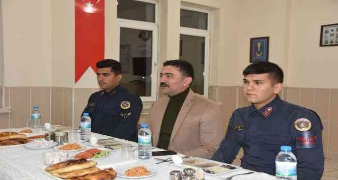 Vali Tekbıyıkoğlu, jandarma personeliyle sahur yaptı