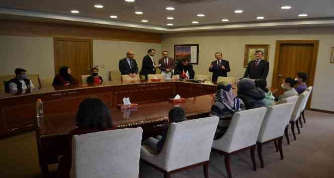 Şiir yarışmasında dereceye giren öğrenciler ödüllendirildi