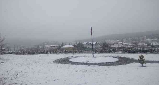 Niksar’a “Nisan karı” yağdı!