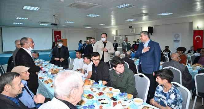 Yılmaz çifti, huzur evi sakinleri ile yetim çocukları iftarda ağırladı