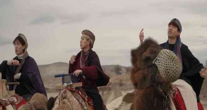 Güney Koreli müzik grubu Kapadokya develerine şarkı yaptı