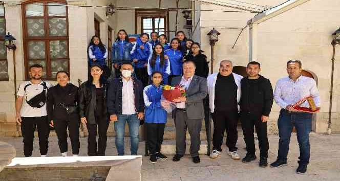 Şampiyon bayan futbol takımından protokol ziyareti