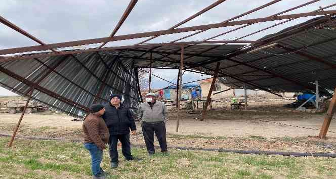 Karaman’da şiddetli fırtına çardağın çatısını uçurdu