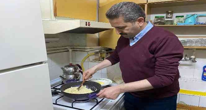 Başkan Eroğlu, öğrenci evinde ocak başına geçti