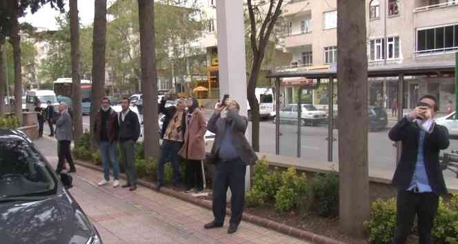 O çatıya çıktı, vatandaşlar görüntülemek için yarıştı