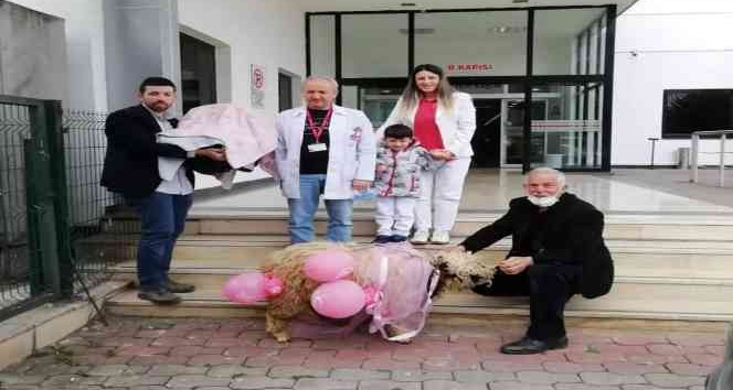 Kovid-19 sebebiyle prematüre doğan bebek yaşama tutundu