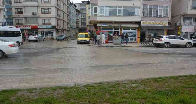 Açık unutulan şebeke borusu caddeyi göle çevirdi