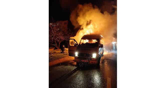 Yalova’da yolcu minibüsü alev alev yandı