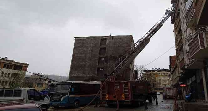 Çatı katındaki yangın itfaiye ekiplerince söndürüldü